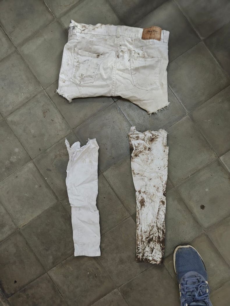 El pantalón utilizado por la mujer que intentaron cortarlo y embarrarlo para que no coincida con las filmaciones de las cámaras de seguridad que registraron con nitidez la indumentaria utilizada por los sospechosos.