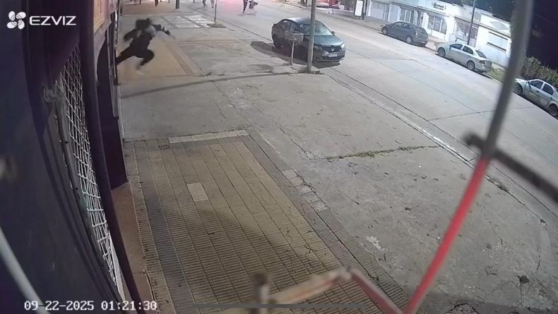 Secuencia registrada por la cámara de seguridad del momento en que el sujeto le dio la patada a la vidriera para romperla.