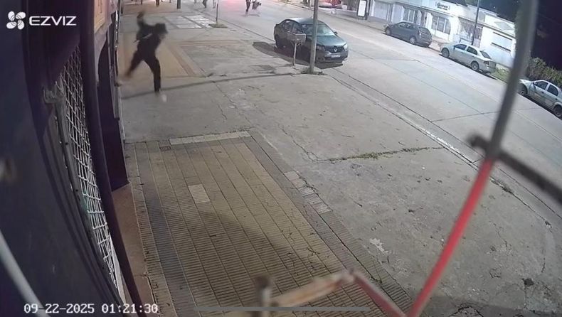 Secuencia registrada por la cámara de seguridad del momento en que el sujeto le dio la patada a la vidriera para romperla.