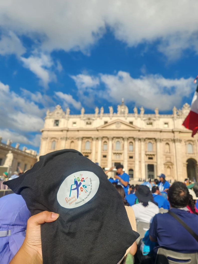 Valentina representa a la Diócesis de San Nicolás en el Jubileo de la Juventud de Roma.