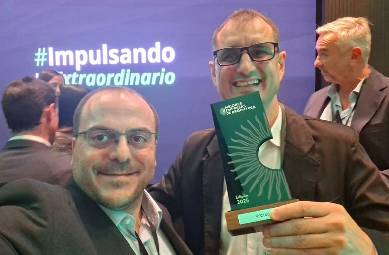 Luis Mozzoni junto a Francisco Novello durane la jornada donde fueron galardonados