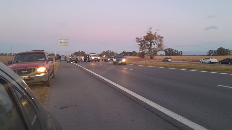 Los automovilistas que vieron como volcó se detuvieron en la banquina para acercarse a auxiliar a las tres personas involucradas.