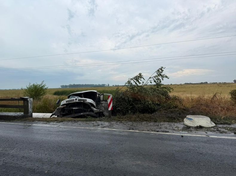 El chofer murió al llegar al Hospital San José, luego de ser asistido y trasladado en ambulancia.
