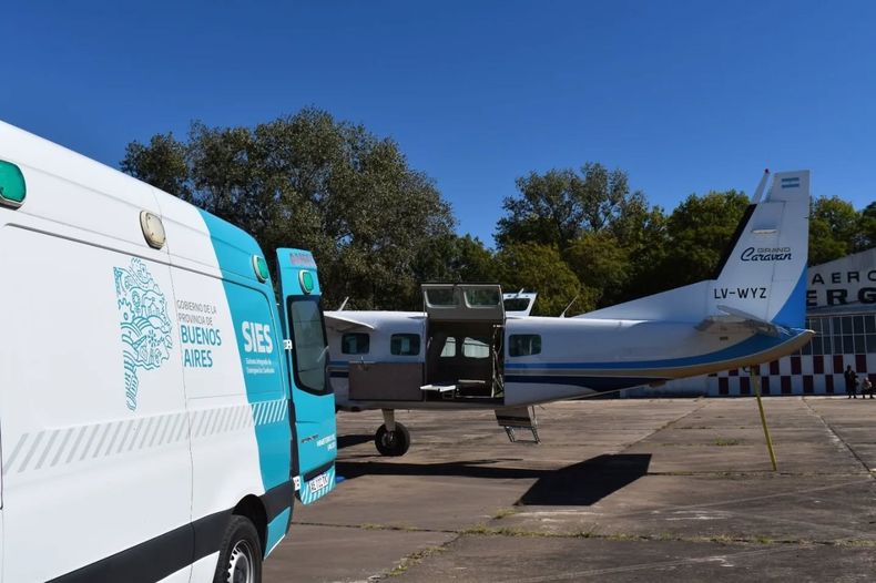 El trabajo coordinado de la ambulancia de traslado terrestre y los tripulantes de la aeronave fue clave para lograr un operativo exitoso.