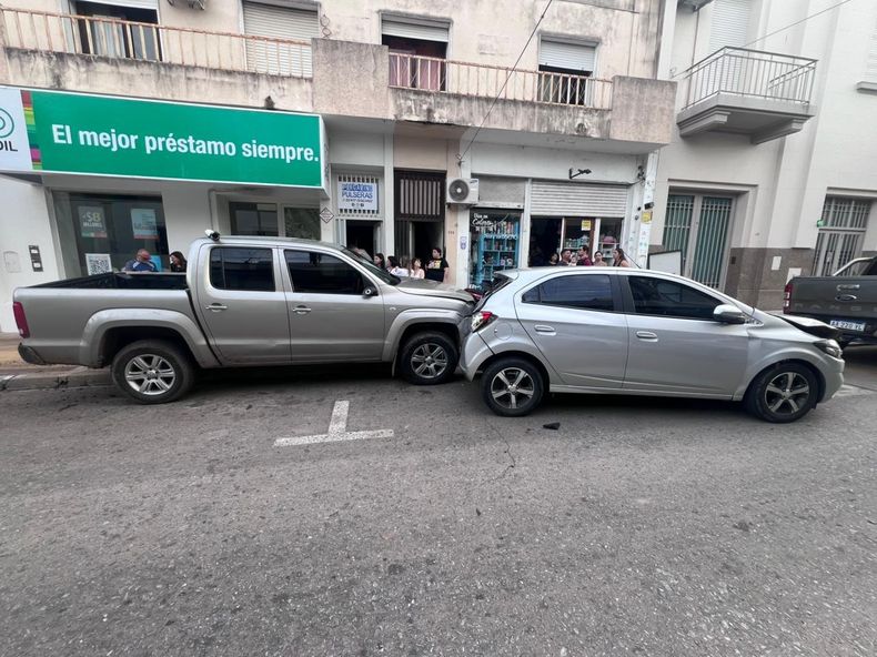La camioneta Volkswagen Amarok embistió a un Chevrolet Ónix y terminó en la vereda donde había un bebé dentro del cochecito junto a su papá porque la tarde se prestaba para estar al aire libre.