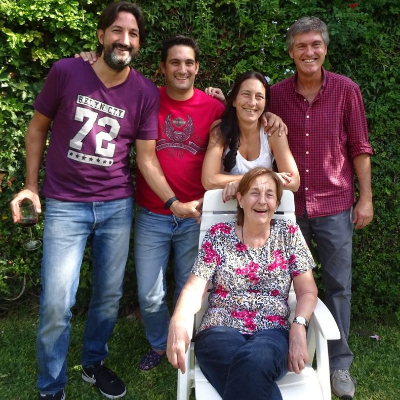 Stella Maris Perretta rodeada de sus hijos Diego, Hipólito, Jorgelina y Jorge.