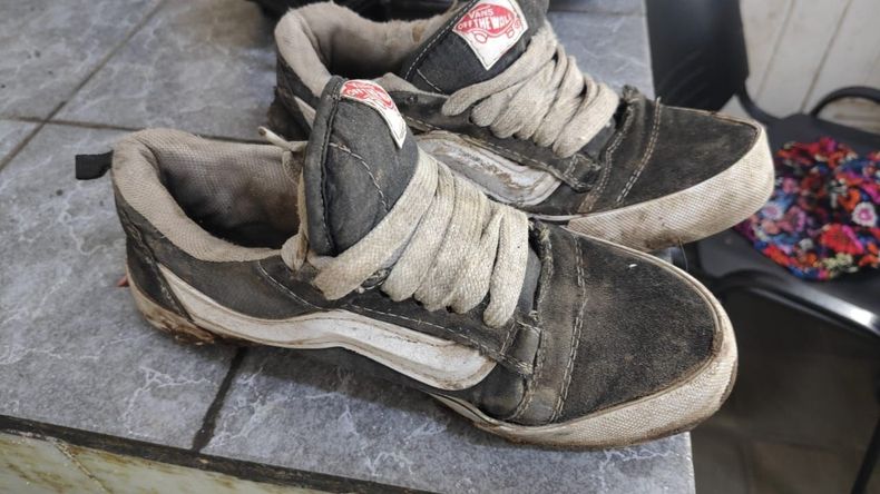 Las zapatillas que le secuestraron al sospechoso de 40 años coinciden con las que registraron las filmaciones de cámaras de seguridad que llevaba colocada el convicto.