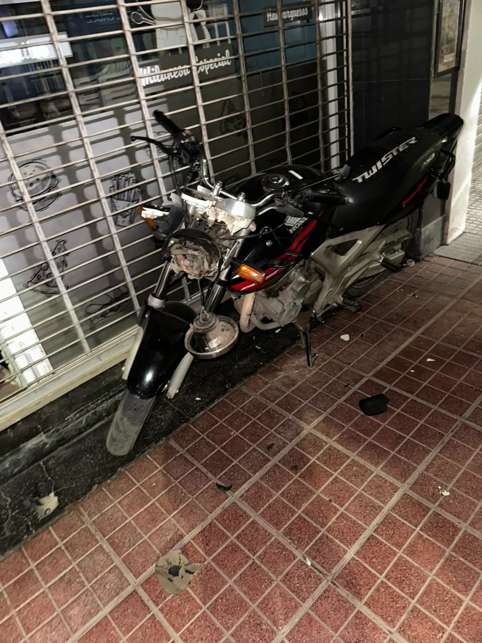 El sujeto provocó daños en la óptica y el espejo retrovisor de la moto del encargado de la pizzería Doña Blanca de avenida Yrigoyen y Venezuela de Pergamino.