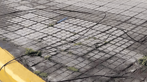 En la esquina de Estrada y Echevarría aparecieron los cables cortados y caídos t